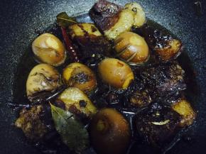 等到汤汁变少，鸡蛋上色，关火