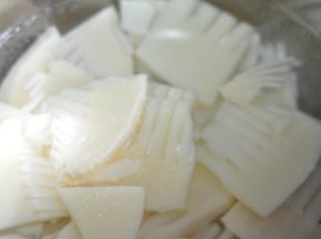 将袋装的冬笋取出切片。冲洗几遍，水开后放入煮3分钟捞出。