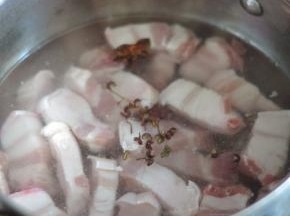 五花肉切块，放入花椒和八角，冷水下锅，煮至水开捞出。