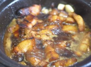 加入葱、姜、蒜、白酒、生抽、开水，盖上锅盖小火焖炖二十分钟。