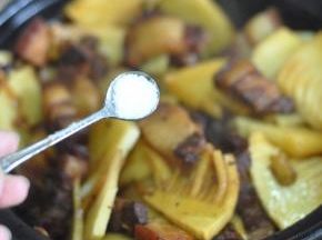 拌匀后加入盐，继续炖十分钟。