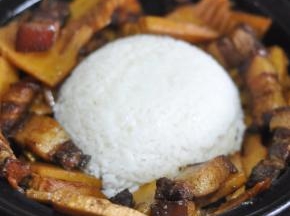 汤汁不多时关火，用勺子将锅底的汤汁捞出，将焖好的米饭盛在碗中，倒扣在菜里。