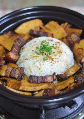 再将舀出来的汤汁淋在米饭上，米饭上面撒上黑芝麻和葱花。