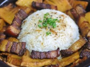 再将舀出来的汤汁淋在米饭上，米饭上面撒上黑芝麻和葱花。