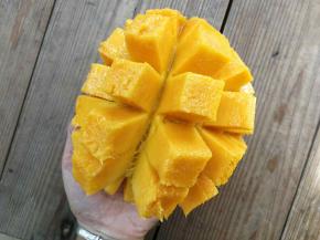 用手将芒果皮向上翻，使芒果丁之间分离