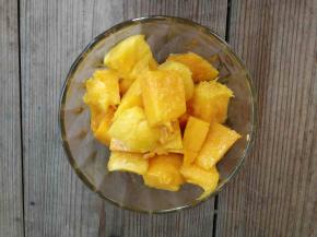 用水果刀将芒果丁剔下来