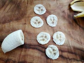 香蕉半根，切薄片，用切模印出心形