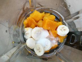 芒果丁和半根香蕉放入破壁机杯，加入300g酸奶