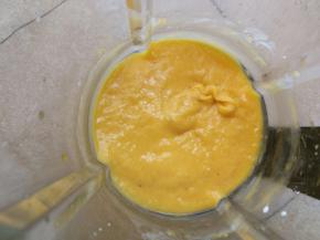 启动破壁机果汁功能键，将果丁打成细腻的果泥