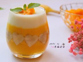 再倒入酸奶至满杯，加上几颗芒果丁和薄荷叶装饰即可，美美的思慕雪就做好啦！