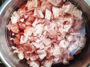 1.	牛肉洗净切块，用凉水泡2个小时以上，为了去血水，