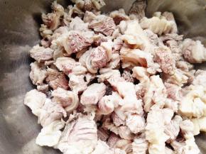 3.	牛肉变色后，捞出来，用温水洗2遍，再沥干水份，