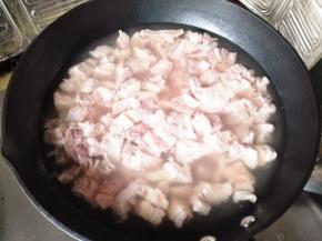 2.	锅内放入适量清水，烧开，放入牛肉，焯水，去血沫，