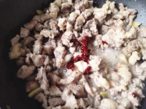 6.	放一点郫县豆瓣酱，翻炒均匀，