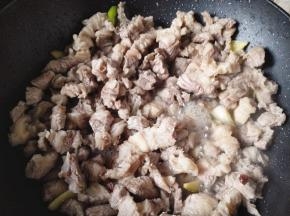 5.	放入牛肉翻炒，