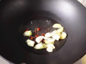4.	葱切小块，姜切片，蒜压扁，油热后放入花椒，大料，葱，姜片爆香，