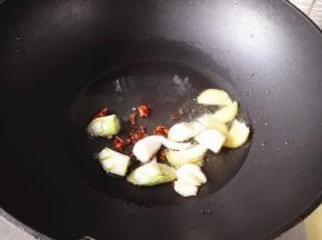 4.	葱切小块，姜切片，蒜压扁，油热后放入花椒，大料，葱，姜片爆香，