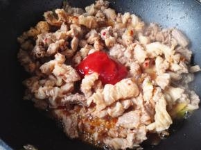 7.	再放入蕃茄酱，翻炒，