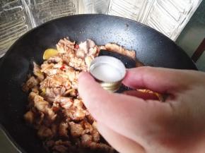 8.	倒入白酒，去腥，