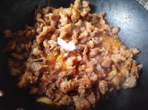 10.	入白糖翻炒，