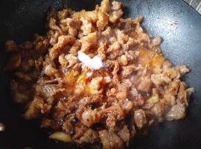 10.	入白糖翻炒，