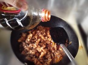 9.	倒入酱油调色，调味，