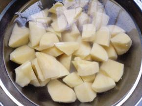 11.	土豆去皮，切成水滚刀块，放入凉水中，防止氧化，