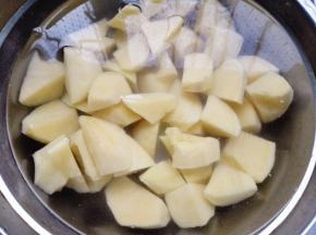 11.	土豆去皮，切成水滚刀块，放入凉水中，防止氧化，