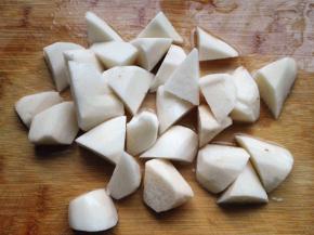 12.	山药去皮，切块，注意山药去皮要戴手套，否则山药的粘液弄到手上会很痒，