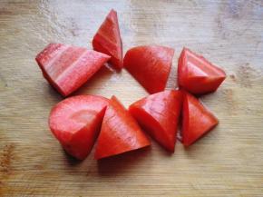 13.	胡萝卜洗净去头尾，切块，