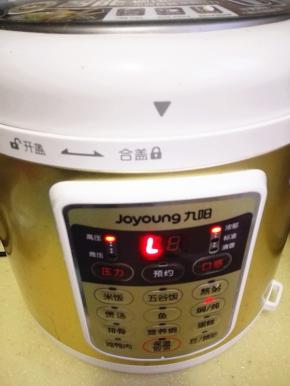 14.	土豆，山药，胡萝卜和牛肉加汤一起倒入压力锅中，再加入适量开水，没过牛肉为好，