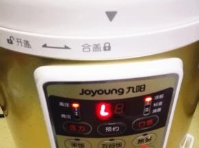 14.	土豆，山药，胡萝卜和牛肉加汤一起倒入压力锅中，再加入适量开水，没过牛肉为好，