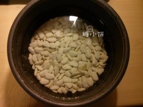 自制[奶香白芸豆馅]：
白芸豆提前一夜用清水浸泡