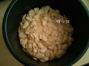 把所有表皮都去掉，豆瓣倒入高压锅中，加入刚好没过豆瓣的水，电高压锅上汽后压30分钟，自然放气后开盖