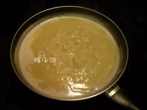 压好的豆子转入炒锅中，加入黄油160G和白砂糖110G，大火煮开把水分收干