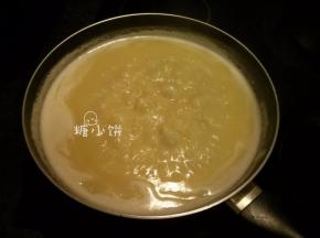 压好的豆子转入炒锅中，加入黄油160G和白砂糖110G，大火煮开把水分收干