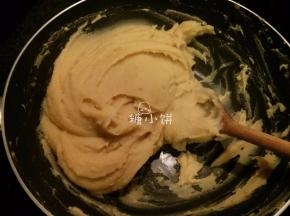 水分收干至变成豆沙状后，不停搅拌翻炒直至可以成团即可。
这款因为加了黄油所以是奶香味的，如果不想要奶香味的换成无味的植物油就可以。
白芸豆馅很百搭，可以作为基础馅料，添加各种调味做成各种风格。