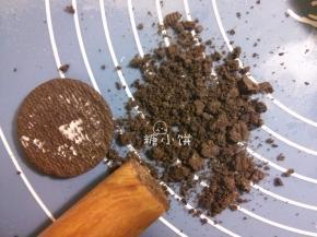把做好的基础芸豆馅加工成 [奶香曲奇风味]：
饼干去芯，用擀面杖敲碎成小颗粒状，饼干的选择当然是根据个人喜好