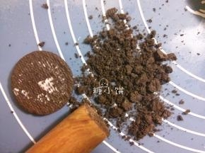 把做好的基础芸豆馅加工成 [奶香曲奇风味]：
饼干去芯，用擀面杖敲碎成小颗粒状，饼干的选择当然是根据个人喜好