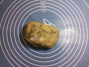 取10G碎饼干和270G做好的基础芸豆馅揉合在一起即成奶香曲奇馅