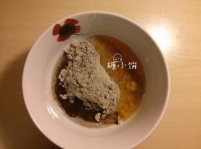加入转化糖浆42G，枧水1G，植物油18G充分揉匀
（揉好的饼皮可用保鲜袋包好入冰箱冷藏半个小时松弛一下再操作）