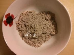 制作可可色[黑美人饼皮]：
中筋面粉（普通面粉）55G和可可粉10G混合