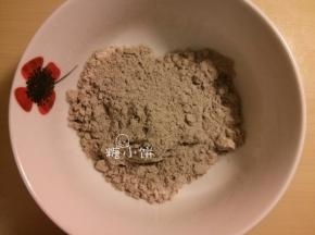 制作可可色[黑美人饼皮]：
中筋面粉（普通面粉）55G和可可粉10G混合