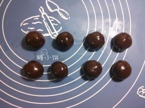 将可可饼皮分割成8个，每个重约15G，搓圆备用
