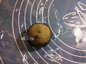 取一个饼皮面团压扁，包馅