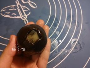 将饼皮沿着馅料推开推薄，3:7的皮馅比很好包