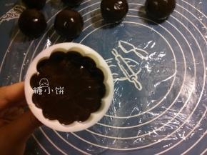 取一个包好的生坯压入月饼模具中。
如果觉得有点粘模的话可以抹一点点植物油防粘。