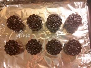 从模具中推出来成型，排入铺好锡纸的烤盘中