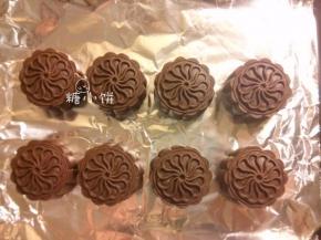 送入预热好180摄氏度的烤箱中层，上下火烤12分钟即可（图为烤过之后的样子，对比步骤18可以看出明显区别）。因为是可可色的所以就不刷蛋液了，放凉后放保鲜盒密封保存2天左右回油后即可食用。