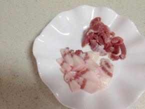 猪肉洗好切小片